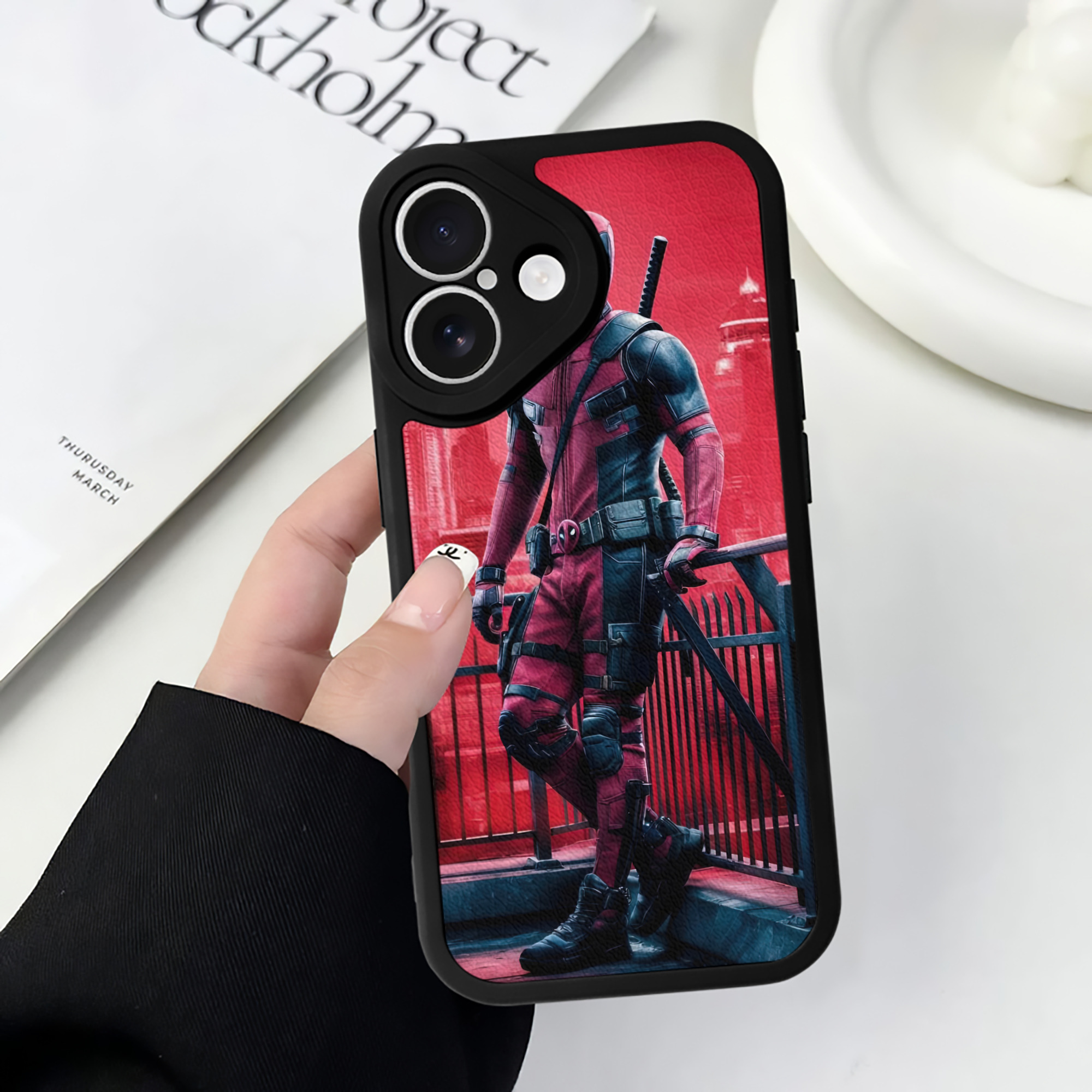 （画像用） Deadpool デッドプール 【iPhone 16シリーズ対応】シリコンスマホケース（レザー調） 材質：シリコン